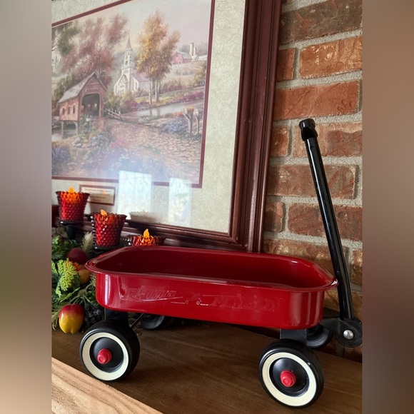 Vintage 1970’s Miniature Radio Flyer Red Wagon with Classic Style - Picture 4 of 6